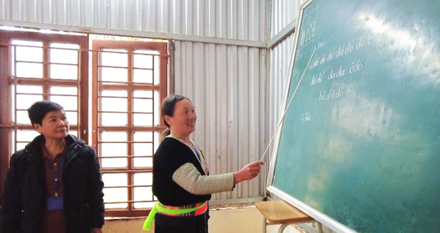Après un certain temps de suivre aux cours d'alphabétisation, les apprenants peuvent lire et écrire. Photo : CTV/CVN. Après un certain temps de suivre aux cours d'alphabétisation, les apprenants peuvent lire et écrire. Photo : CTV/CVN.