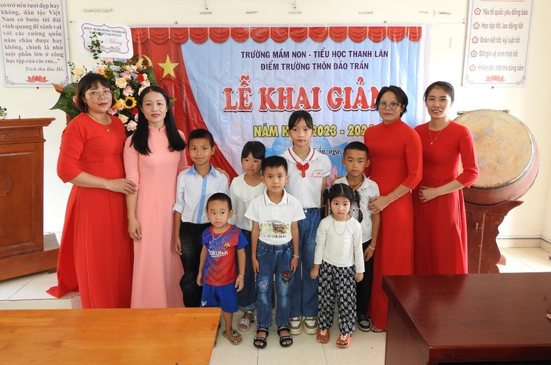 Les enseignantes et élèves de l’école de l’île de Trân.