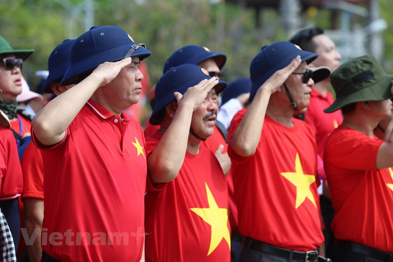 Pour de nombreux Vietnamiens d’outre-mer, le voyage à Truong Sa, pour voir la mer et le ciel de la Patrie et rendre visite aux fonctionnaires, soldats et habitants de l’archipel de Truong Sa est comme un rêve devenu réalité.