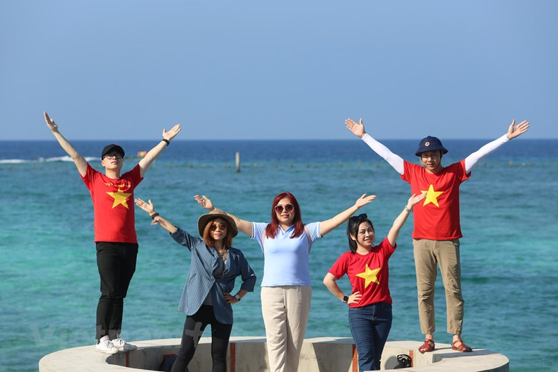 Les visites à Truong Sa sont l’occasion pour les expatriés de nombreuses régions du monde de rencontrer, d’échanger et de connecter les Vietnamiens d’outre-mer avec les habitants du pays, contribuant ainsi à renforcer la grande unité nationale.