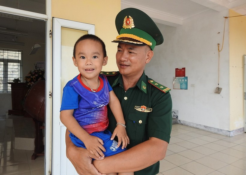 Un enfant de maternelle est heureux d’aller à l’école.