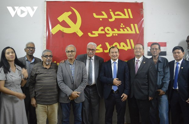 Lê Hai Binh et des représentants du Parti communiste égyptien. Photo: VOV Lê Hai Binh et des représentants du Parti communiste égyptien. Photo: VOV