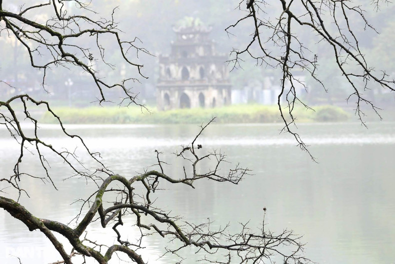 Le Lac Hoàn Kiêm (Épée de restituée) dans l’arrondissement de Hoàn Kiêm est considéré comme le cœur de la capitale. Autour du lac, se trouvent de nombreuses reliques telles que le temple Ngoc Son, le pont Thê Huc, la tour Thap But, la tour Hoa Phong, le temple du Roi Lê et le monument Ly Thai Tô. En photo : la Tour à tortue unique flottant au milieu du lac.