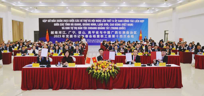 Signature du mémorandum de coopération entre les provinces vietnamiennes de Quang Ninh, de Cao Bang, de Lang Son et d’Hà Giang, et le Comité du Parti de la région autonome Zhuang du Guangxi (Chine), en février 2023. Photo : baoquangninh.vn