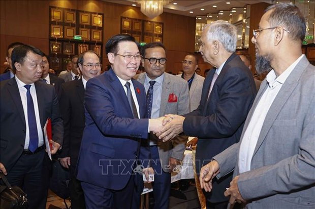 Le Président de l'AN du Vietnam, Vuong Dinh Huê, rencontre des participants au Forum Vietnam-Bangladesh de promotion de la coopération économique, commerciale et d'investissement. Photo : VNA. Le Président de l'AN du Vietnam, Vuong Dinh Huê, rencontre des participants au Forum Vietnam-Bangladesh de promotion de la coopération économique, commerciale et d'investissement. Photo : VNA.