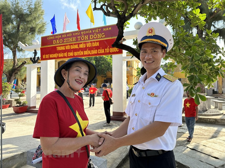 Hoàng Thi Lai (68 ans), une expatriée thaïlandaise, bien qu’elle soit la plus âgée de la délégation, surprend toujours tout le monde par son enthousiasme. Sur la photo, Mme Lai en conversation avec un soldat sur l’île de Sinh Tôn Dông.