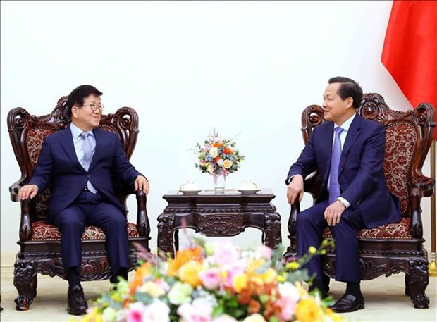 Le Vice-Premier ministre Lê Minh Khai (à droite) reçoit l'ancien Président de l'Assemblée nationale de la République de Corée, Park Byeong-seug. Photo: VNA. Le Vice-Premier ministre Lê Minh Khai (à droite) reçoit l'ancien Président de l'Assemblée nationale de la République de Corée, Park Byeong-seug. Photo: VNA.
