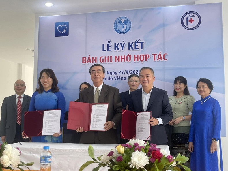 Signature de coopération entre l'hôpital international La Vie, l'hôpital universitaire médical de Hanoï et l'Association de liaison des Vietnamiens d'outre-mer. Photo : thoidai.com.vn