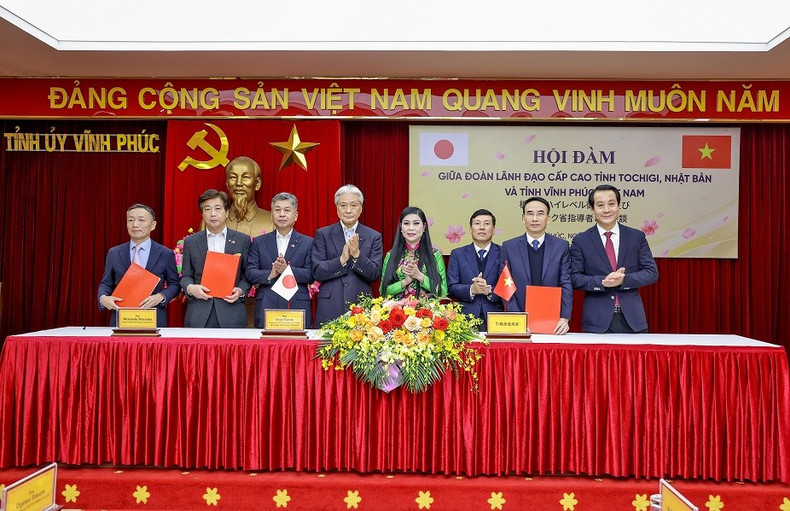 Signature de l’accord de coopération de la promotion des investissements entre la province de Vinh Phuc, la province japonaise de Tochigi et le groupe Sumitomo. Photo : baoquocte.vn Signature de l’accord de coopération de la promotion des investissements entre la province de Vinh Phuc, la province japonaise de Tochigi et le groupe Sumitomo. Photo : baoquocte.vn