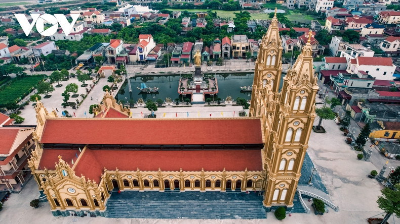 L’église Xuong Diên dans le district de Hai Hâu possède une combinaison d’architecture européenne et orientale. L’église Xuong Diên dans le district de Hai Hâu possède une combinaison d’architecture européenne et orientale.