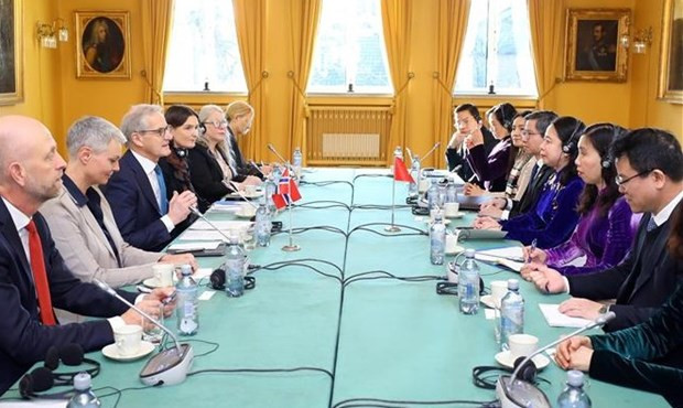 Entretien entre la Vice-Présidente Vo Thi Anh Xuân et le Premier ministre Jonas Gahr Store. Photo : VNA. Entretien entre la Vice-Présidente Vo Thi Anh Xuân et le Premier ministre Jonas Gahr Store. Photo : VNA.