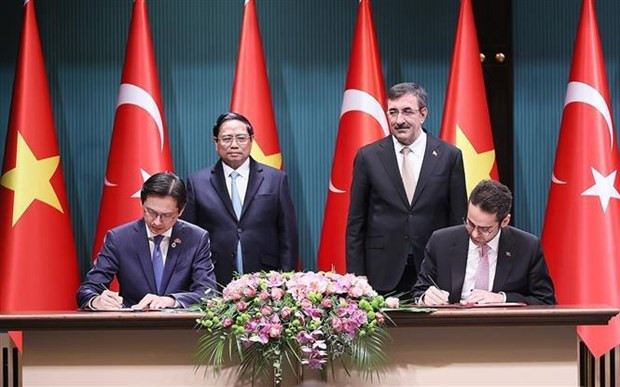 Le Premier ministre vietnamien, Pham Minh Chinh, et le Vice-Président turc, Cevdet Yılmaz, supervisent la signature du protocole d’accord de coopération entre l’Académie diplomatique du Vietnam et l’Académie diplomatique de Turquie. Photo : VNA. Le Premier ministre vietnamien, Pham Minh Chinh, et le Vice-Président turc, Cevdet Yılmaz, supervisent la signature du protocole d’accord de coopération entre l’Académie diplomatique du Vietnam et l’Académie diplomatique de Turquie. Photo : VNA.
