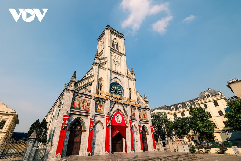 La cathédrale de Nam Dinh est située au centre de la ville de Nam Dinh. Comparée à de nombreuses autres églises de la province, la cathédrale de Nam Dinh a une architecture plus simple, mais dégage toujours un aspect solennel et contemplatif. La cathédrale de Nam Dinh est située au centre de la ville de Nam Dinh. Comparée à de nombreuses autres églises de la province, la cathédrale de Nam Dinh a une architecture plus simple, mais dégage toujours un aspect solennel et contemplatif.