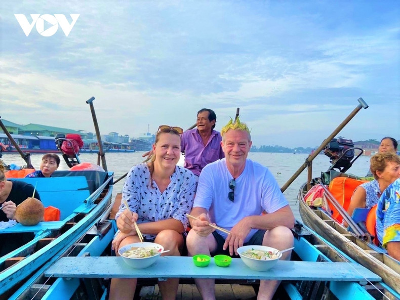 Des tables sont installées sur des bateaux afin que les touristes puissent goûter la nourriture locale.