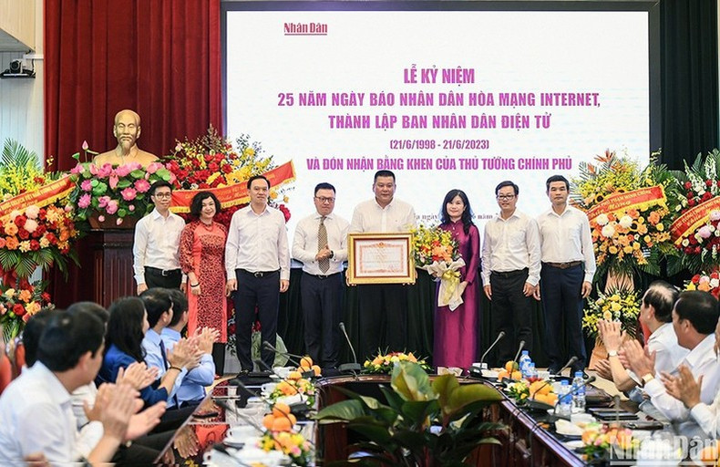 Lors de la célébration de ses 25 ans, le Nhân Dân en ligne a eu l'honneur de recevoir le Certificat de Mérite du Premier ministre vietnamien. Photo : NDEL.