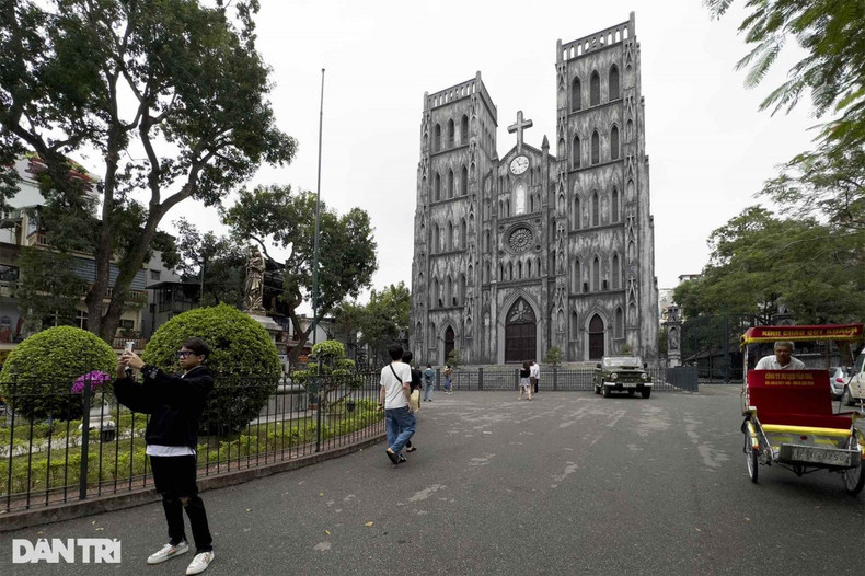 La Cathédrale est la plus belle église des églises de Hanoï et c’est également la cathédrale de l’archidiocèse de Hanoï. Elle est conçue dans le style de l’architecture gothique européenne médiévale. Actuellement, ce n’est pas seulement un symbole religieux, mais aussi un lieu de divertissement public et d’échange pour les habitants de la capitale.