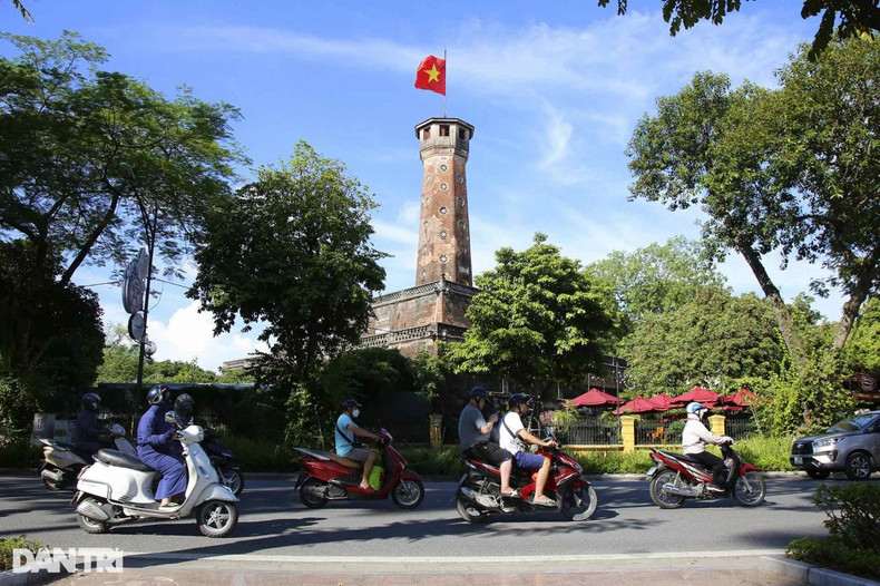 La Tour de Drapeau de Hanoï a été construite en même temps que la citadelle de Hanoï sous la dynastie des Nguyên (commencée en 1805, achevée en 1812). L’architecture de la tour du drapeau se compose de trois étages et d’un corps de colonne, c’est l’un des symboles de la ville.