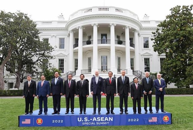 Le Premier ministre vietnamien Pham Minh Chinh (2e de gauche à droite) et les dirigeants de l'ASEAN ont rencontré le Président américain Joe Biden dans le cadre du Sommet spécial ASEAN - États-Unis à Washington D.C. Photo : VNA. Le Premier ministre vietnamien Pham Minh Chinh (2e de gauche à droite) et les dirigeants de l'ASEAN ont rencontré le Président américain Joe Biden dans le cadre du Sommet spécial ASEAN - États-Unis à Washington D.C. Photo : VNA.