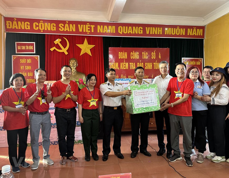 Cadeaux des Vietnamiens d’outre-mer aux soldats de l’île de Sinh Tôn Dông.
