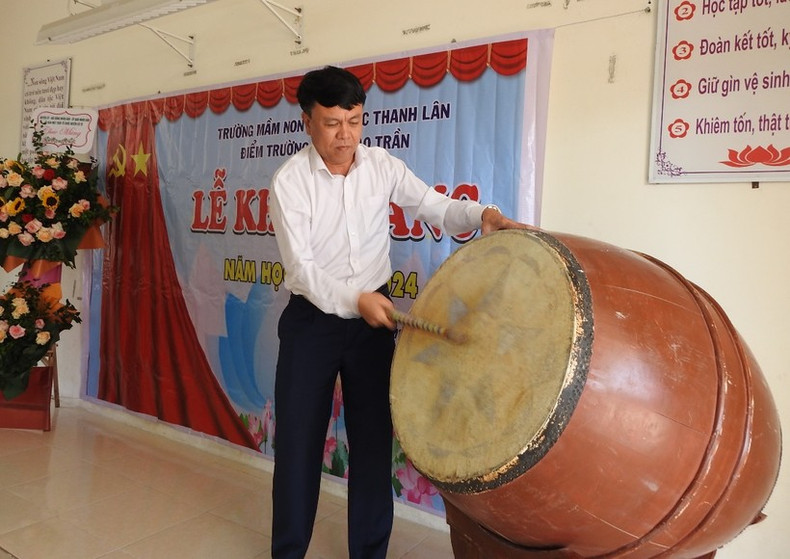 Dang Quang Ngan, secrétaire adjoint permanent du district insulaire de Cô Tô, bat le tambour pour ouvrir la nouvelle année scolaire.