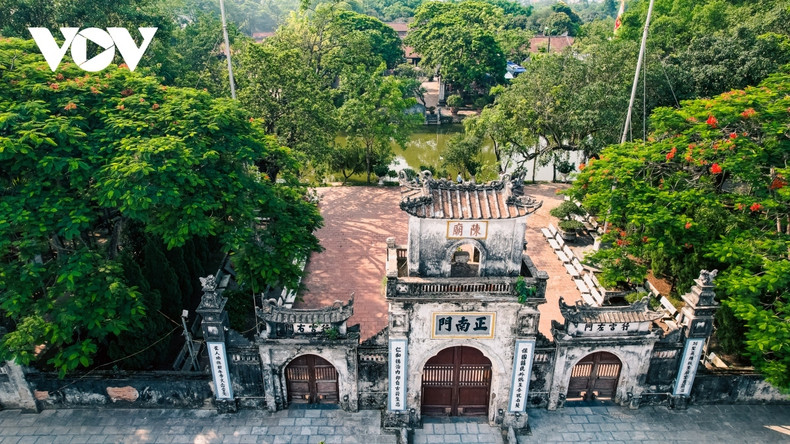 Le site de reliques du temple Trân a été construit en 1695. C’est le lieu de culte de 14 rois, de leurs familles et des mandarins avec des services méritoires de la dynastie Trân. Le site de reliques du temple Trân comprend 3 zones principales qui sont le temple Co Trach, le temple Thiên Truong et le temple Trung Hoa. Le site de reliques du temple Trân a été construit en 1695. C’est le lieu de culte de 14 rois, de leurs familles et des mandarins avec des services méritoires de la dynastie Trân. Le site de reliques du temple Trân comprend 3 zones principales qui sont le temple Co Trach, le temple Thiên Truong et le temple Trung Hoa.