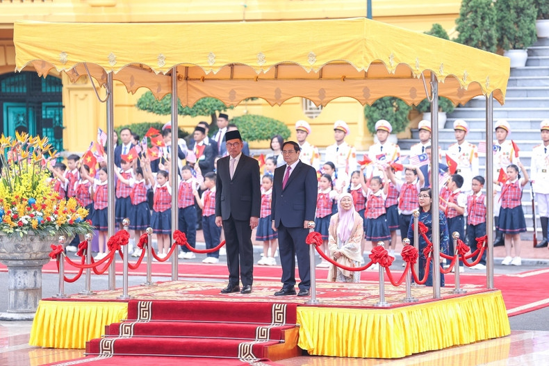 Le Premier ministre malaisien, Anwar Ibrahim, et son épouse ont effectué une visite officielle au Vietnam les 20 et 21 juillet. Lors de cette visite, les dirigeants vietnamiens ont hautement apprécié le développement fort et global de la coopération entre les deux pays. Ils ont souligné que le Vietnam et la Malaisie sont deux voisins proches en Asie du Sud-Est et membres de l’ASEAN, qui partagent les mêmes points de vue sur de nombreuses questions internationales importantes. Sur la photo, le Premier ministre Pham Minh Chinh (à droite) organise une cérémonie de bienvenue pour le dirigeant malaisien à Hanoï.