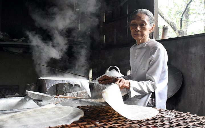 Les galettes de riz sont fabriquées entièrement à la main. Photo : NDEL.