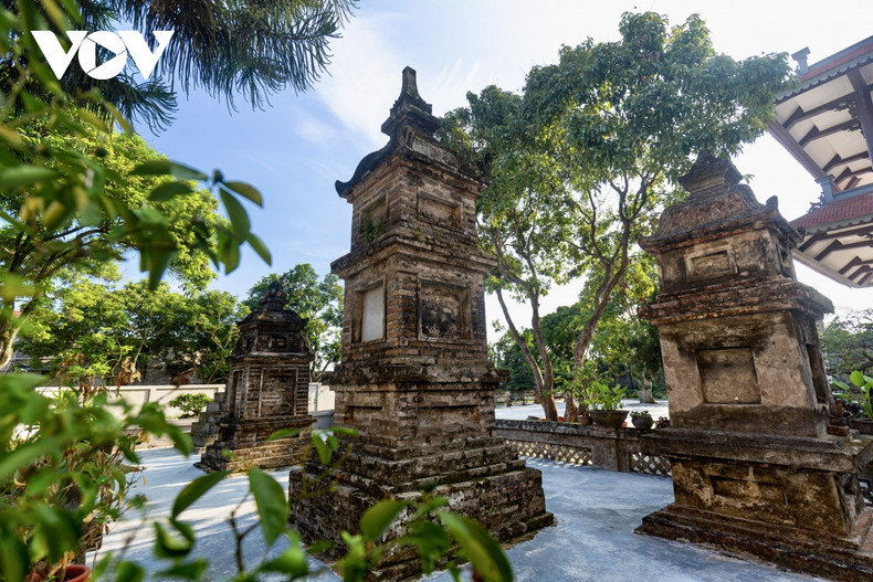 De manière unique, la pagode Muông conserve et préserve également 4 secteurs de tours avec 33 grandes et petites tours et est la pagode ayant le plus de tours dans la province de Hai Duong. De manière unique, la pagode Muông conserve et préserve également 4 secteurs de tours avec 33 grandes et petites tours et est la pagode ayant le plus de tours dans la province de Hai Duong.