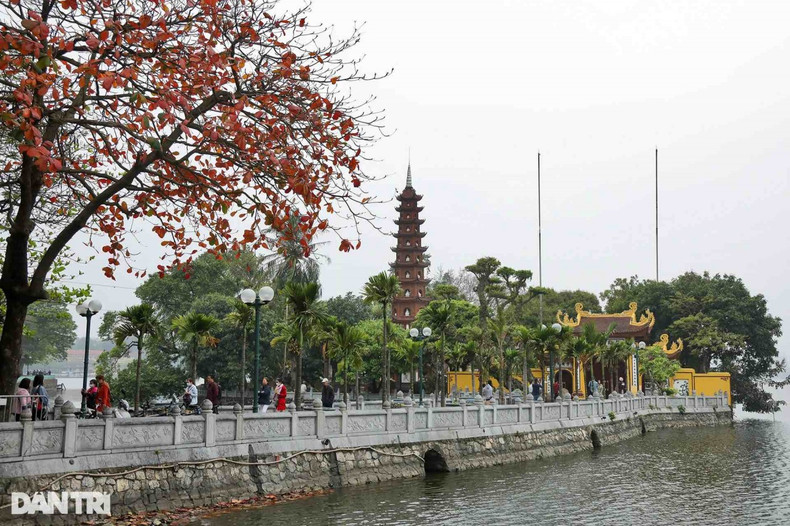 La pagode Trân Quôc, également connue sous le nom de pagode Khai Quôc, a été construite sous le règne du Roi Ly Nam Dê (544 - 548), c’est l’une des plus anciennes pagodes de Hanoï en particulier et du Vietnam en général. Elle est située sur une petite île au nord-est du lac de l’Ouest (Hô Tây).