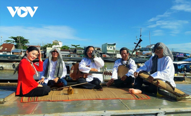 Le week-end, les visiteurs peuvent voir des bateaux transportant des artistes pour interpréter du Don ca tai tu ou des chansons folkloriques du sud