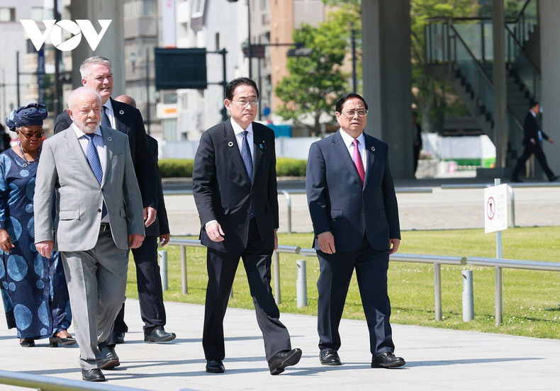 Le Premier ministre vietnamien, Pham Minh Chinh (1er, à droite) et les chefs des délégations des pays visitent le parc du mémorial de la paix d'Hiroshima. Photo : VOV. Le Premier ministre vietnamien, Pham Minh Chinh (1er, à droite) et les chefs des délégations des pays visitent le parc du mémorial de la paix d'Hiroshima. Photo : VOV.