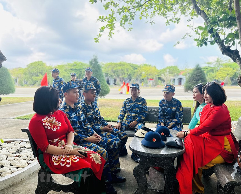 L’organisation de délégations pour visiter Truong Sa et la plate-forme DK1 contribue à affirmer la souveraineté du Vietnam sur l’archipel de Truong Sa.