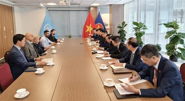 La délégation vietnamienne rencontre Joe Sims, coprésident du Parti communiste des États-Unis d'Amérique. Photo: VNA La délégation vietnamienne rencontre Joe Sims, coprésident du Parti communiste des États-Unis d'Amérique. Photo: VNA