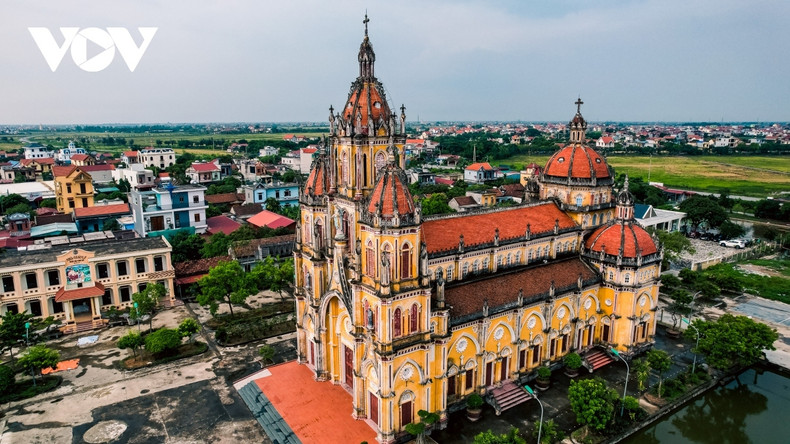 L’église de Phu An dans le district de Truc Ninh a été reconstruite en 2007 avec une apparence superficielle et majestueuse. L’église de Phu An dans le district de Truc Ninh a été reconstruite en 2007 avec une apparence superficielle et majestueuse.