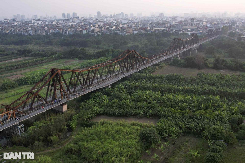 Le Pont Long Biên est un pont en acier construit par les Français en 1899 et achevé en 1902. Il a aujourd’hui plus de 300 ans. Les images des travées du pont sont également l’une des images typiques de la capitale vietnamienne.