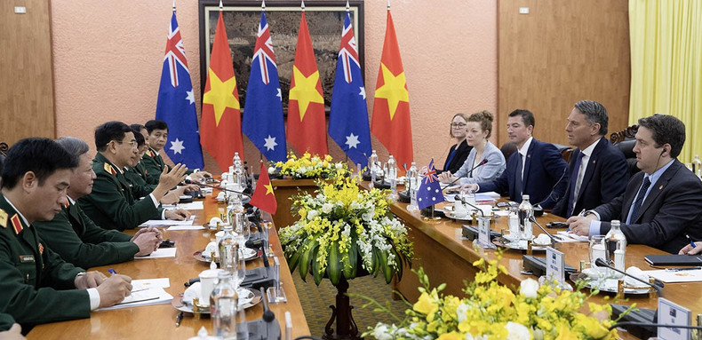 Entretien entre le ministre vietnamien de la Défense, Phan Van Giang, et le Vice-Premier ministre et ministre de la Défense de l’Australie, Richard Marles, le 25 novembre 2022 à Hanoi. Photo : baoquocte.vn
