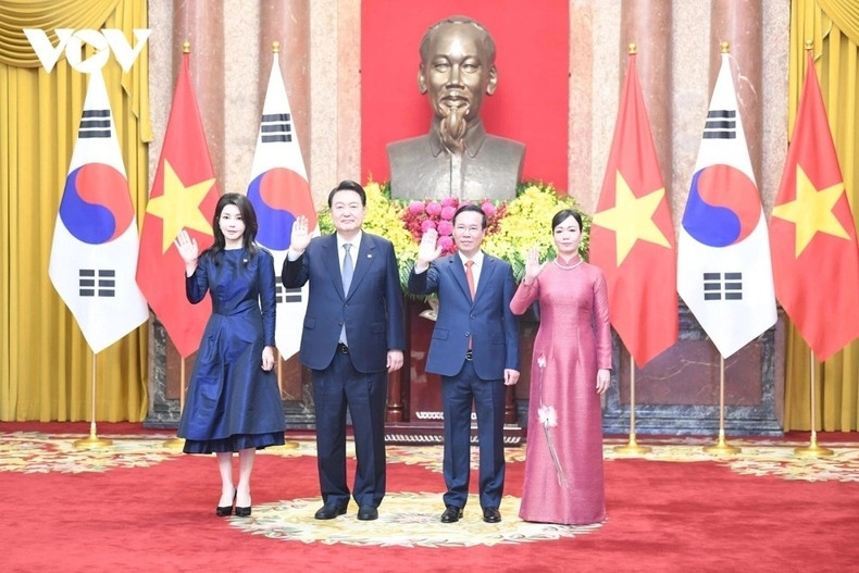 Le Président de la République de Corée, Yoon Suk-yeol, et son épouse ont effectué une visite d’État au Vietnam du 22 au 24 juin pour renforcer davantage le partenariat stratégique intégral établi entre les deux pays en 2022. Les deux pays ont signé 17 documents de coopération bilatérale dans les domaines de l’économie, du commerce, de la finance, de la coopération au développement, du travail, de l’environnement et des ressources, en renforçant les capacités des garde-côtes vietnamiens et en favorisant la coopération locale.