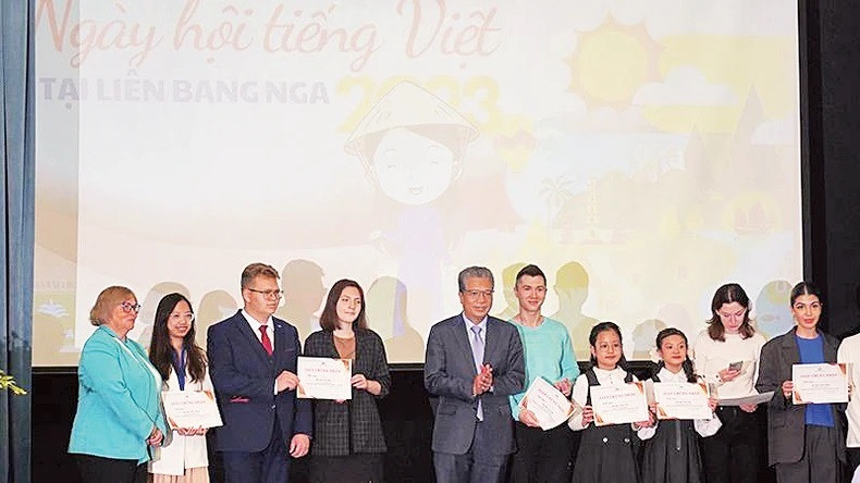 Remise de certificats aux titulaires ayant remporté des prix au concours "J'aime le Vietnam". Photo : NDEL.