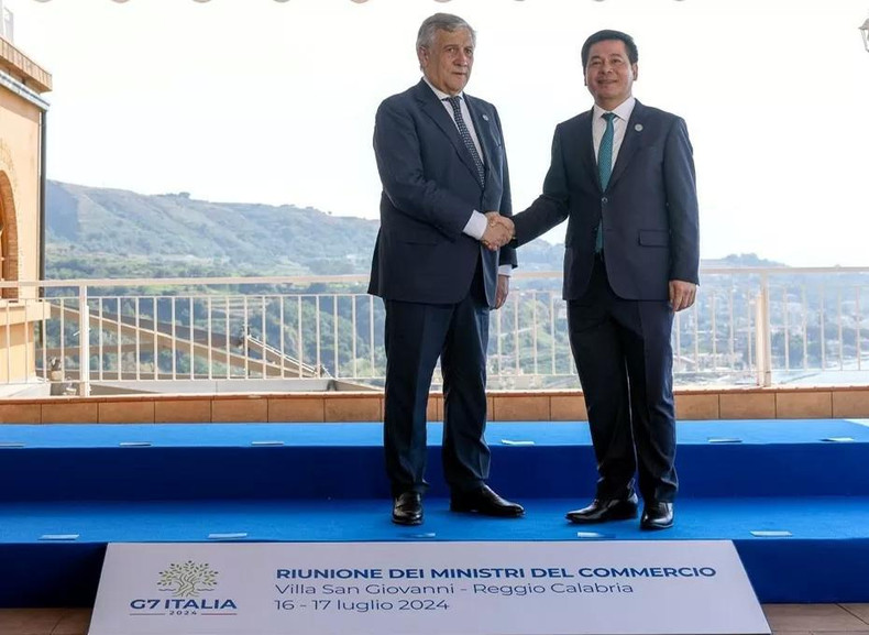 Le vice-Premier ministre italien et ministre des Affaires étrangères et de la Coopération internationale, Antonio Tajani (à gauche) et le ministre vietnamien de l’Industrie et du Commerce, Nguyen Hong Dien, lors de la réunion élargie des ministres du Commerce du G7. Photo : congthuong.vn Le vice-Premier ministre italien et ministre des Affaires étrangères et de la Coopération internationale, Antonio Tajani (à gauche) et le ministre vietnamien de l’Industrie et du Commerce, Nguyen Hong Dien, lors de la réunion élargie des ministres du Commerce du G7. Photo : congthuong.vn