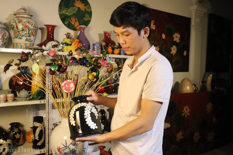 Dans le passé, les artisans du village utilisaient principalement des matériaux et des peintures traditionnels guidés par des expériences traditionnelles. De nos jours, en plus du bois, du bambou et du rotin, les artisans ajoutent de nouveaux matériaux tels que les composites et la céramique pour rendre leurs produits vraiment uniques. Pour fabriquer un produit de laque, les artisans doivent effectuer des tâches complexes tels que regrouper le noyau du produit, le décorer, le poncer et le polir.