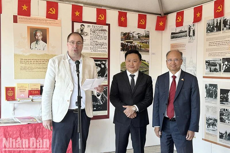 Vincent Boulet, membre de l'exécutif national du PCF chargé des relations internationales, a salué les activités du pavillon vietnamien organisé par le journal Nhân Dân dans le cadre de la Fête de l’Humanité. Photo : NDEL.