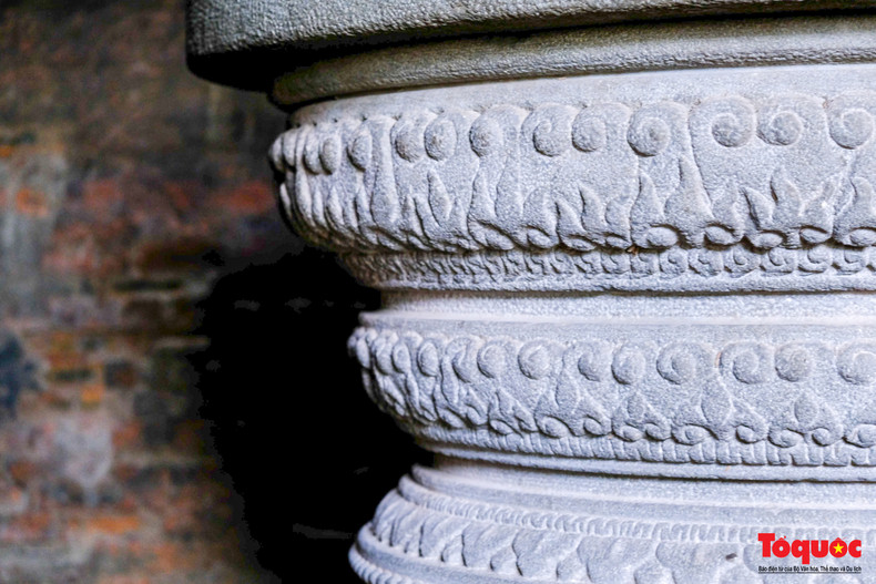 Cet ensemble d’idoles Linga-Yoni, sculpté dans du grès monolithique, possède une base carrée de 1,86 m de côté et une hauteur de 1,06 m. Il a été restauré à partir du prototype original d’après un dessin d’un chercheur français.