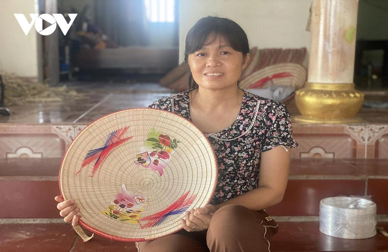 Nguyen Thi Thuy, une confectionneuse de chapeaux conique à Mao Cau, Hung Yen a confié : pour fabriquer un chapeau conique parfait, l'artisan doit passer par de nombreuses étapes et doit être très méticuleux à chaque étape depuis l'achat des matières premières, le séchage des feuilles, le repassage des feuilles, la fabrication des bords et la couture des chapeaux. Pour elle, ce métier de confection de chapeaux n'est pas seulement un travail pour gagner sa vie mais aussi un passe-temps et une fierté car c'est un métier traditionnel de son pays natal.