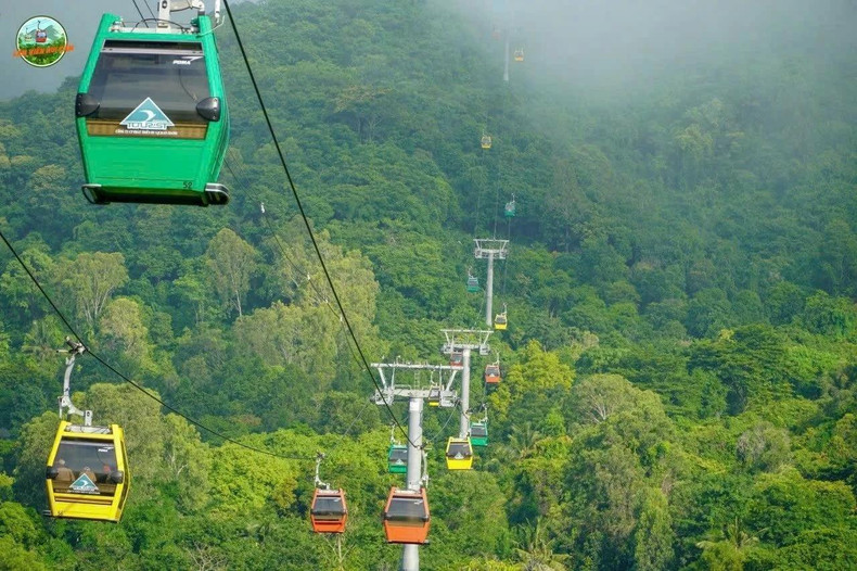 Le téléphérique du mont Cam peut accueillir jusqu’à 2 000 passagers par heure. Photo : baoquocte.vn Le téléphérique du mont Cam peut accueillir jusqu’à 2 000 passagers par heure. Photo : baoquocte.vn
