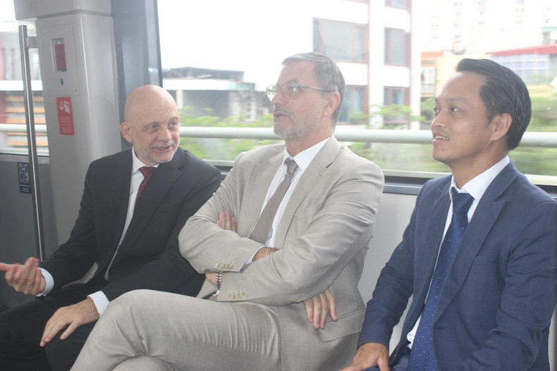 L’ambassadeur de France au Vietnam, Olivier Brochet (au centre) dans le métro de Nhôn- Gare de Hanoï. Photo : dantri.com.vn
