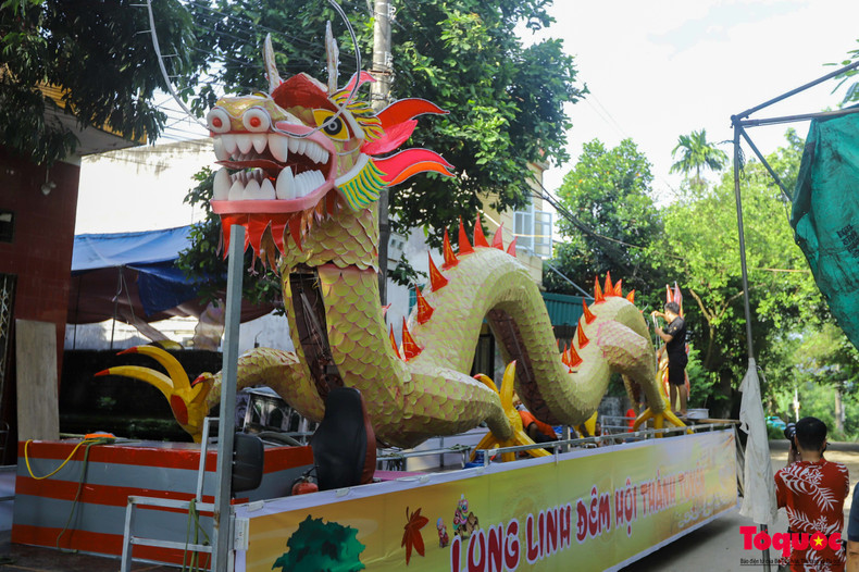 Le plus grand modèle de lanterne dragon géant mesure 14,5 m de long. Le plus grand modèle de lanterne dragon géant mesure 14,5 m de long.