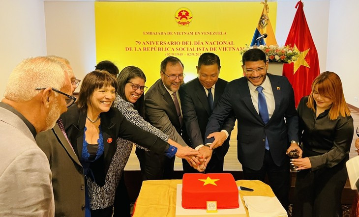 L'ambassadeur du Vietnam au Venezuela Vu Trung My et des invités vénézuéliens coupant un gâteau pour célébrer la fête nationale vietnamienne. Photo : VOV-Washington. L'ambassadeur du Vietnam au Venezuela Vu Trung My et des invités vénézuéliens coupant un gâteau pour célébrer la fête nationale vietnamienne. Photo : VOV-Washington.