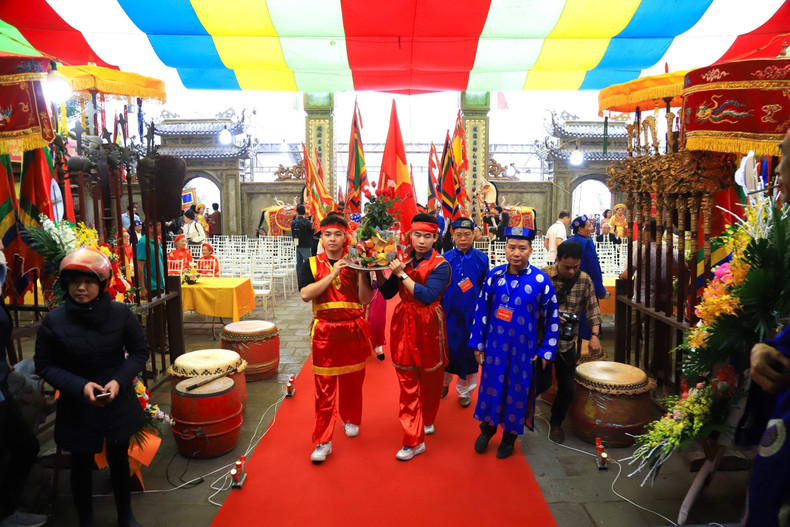 La procession de l’eau et la procession des tablettes ont débuté au temple de Bat Tràng et se sont poursuivis jusqu’à la maison communale de Bat Tràng, avec des drapeaux et des palanquins.
