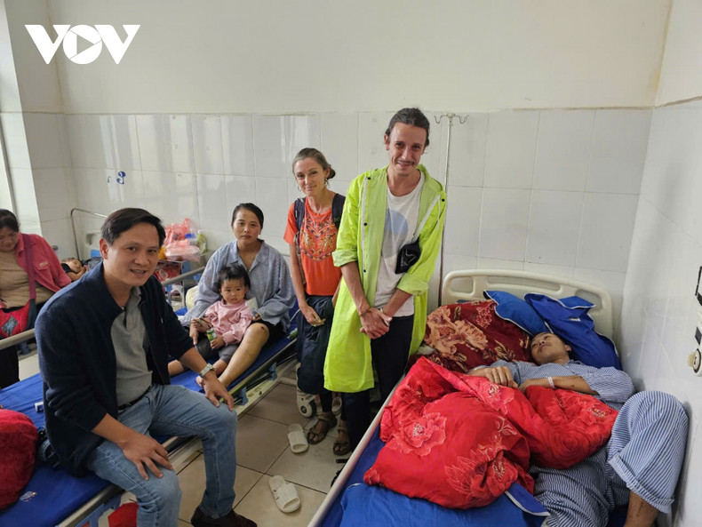 Mira (britannique) et Rafa Encabo (argentin) visitent l'hôpital et offrent des cadeaux aux victimes après le glissement de terrain.Photo : VOV. Mira (britannique) et Rafa Encabo (argentin) visitent l'hôpital et offrent des cadeaux aux victimes après le glissement de terrain.Photo : VOV.