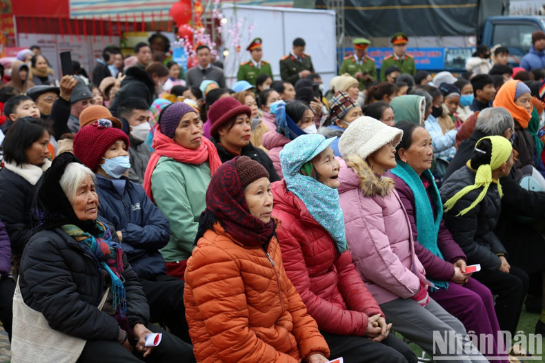 Le Comité d’organisation a remis 20 cadeaux aux familles bénéficiaires de soutiens lors de la construction leurs maisons. Le Comité d’organisation a remis 20 cadeaux aux familles bénéficiaires de soutiens lors de la construction leurs maisons.